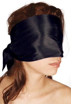 En kvinna med långt brunt hår bär en Mjuk Ansiktsmask som utstrålar en mystisk aura som påminner om en Badkitty.