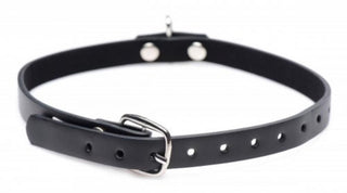 Vixen Chocker Med O-Ring är ett justerbart halsband i svart läder med ett elegant silverspänne, elegant uppvisat på en enkel vit bakgrund.
