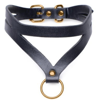 Bondage Halsband Baddie är en elegant svart fusklädersele med eleganta guldaccenter och en central o-ring.
