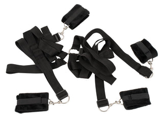 Bondage remmar till sängen, med svarta handleds- och fotledsstöd med justerbara remmar och metallspännen, utlagda på en vit bakgrund, perfekt för ditt BDSM-sängset.