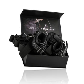 Släpp loss dina fantasier med vår eleganta svarta "Live Your Fantasy"-låda. Inuti hittar du Bondage-setet till sängen, tillverkat med konstläder bojor och justerbara remmar för en perfekt passform och äventyrliga upplevelser.