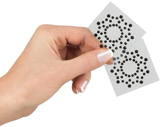 Dessa Nipple Covers - Stjärnor håller genomskinliga lakan prydda med svarta strass-klistermärken i cirkulär design och är perfekta för att skapa unika utseenden eller använda som gnistrande bröstvårtor för att förbättra din garderob.