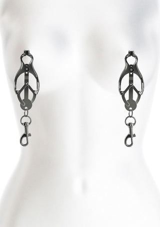 NsNovelties Bröstklämmor, tillverkad med silver justerbara element och nickelfria metallkrokar, elegant presenterad på en vit skyltdocka torso.