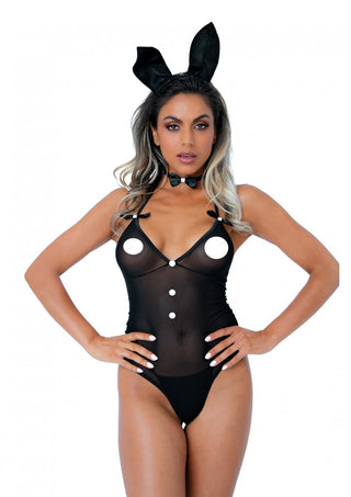 En person i en svart kaninkostym med öron och fluga poserar mot en vit bakgrund och visar upp den eleganta Bunny Ears Headpiece från Bunny Roleplay Set.