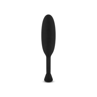 En elegant svart jongleringklubba står upprätt på en orörd vit bakgrund, dess design påminner om elegansen som finns i Buttplug Med Tyngd Small-produkter.