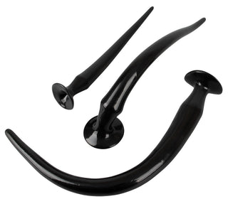 En uppsättning av tre svarta, böjda, hornformade föremål av varierande storlek visas på en vit bakgrund, som liknar det snygga "Långa Flexibla Buttplug Set.