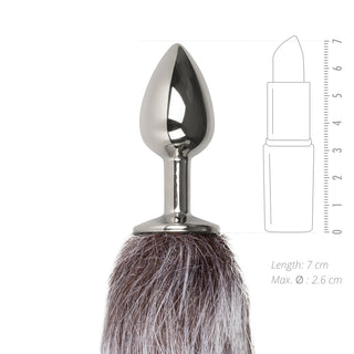 Buttplugg med svans silver (liten) har en svans av fuskpäls och sitter bredvid en läppstiftsstorlek och nickar lekfullt till Svans-kollektionen.