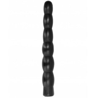 All Black Stor Analplugg, ett svart räfflat cylindriskt föremål tillverkat av kroppssäkert PVC, står upprätt mot en vit bakgrund och lovar avancerad njutning.