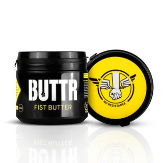 En svart behållare med Buttr Fisting Butter har ett gult lock med ett knytnävemblem, perfekt för din fisting äventyr.
