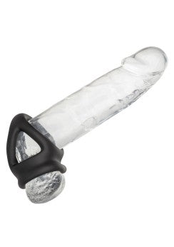 Klar dildo med ett svart Alpha Liquid Silicone-handtag från Alpha Dual Cage Penisring-kollektionen, visad i vinkel.