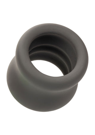 Ett runt, ihåligt föremål med en bred öppning och slät struktur, den mattsvarta Alpha Scrotum Ring har en elegant design.