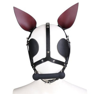 Häst Huvudmask cosplay-huvudbonaderna inkluderar svarta remmar, livfulla röda öron och en klocka, allt graciöst uppsatt på ett vitt skyltdockahuvud.