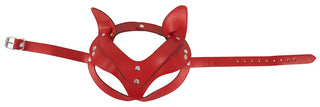 Bad Kitty Katt Ögonmask är en röd lädermask med öron och silverdubbar, perfekt för rollspel. Den har ett justerbart spänne för en mångsidig passform.
