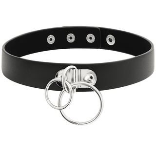 Den eleganta Chocker Med 2 Ringar är tillverkad av veganskt PU läder, med ett silvermetalllås och två sammankopplade ringar i mitten. Denna eleganta pjäs är justerbart för en perfekt passform, som kombinerar tidlös design med grymhetsfria material.