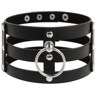 Chocker Med 3 Remmar" är en veganvänlig choker gjord av veganskt PU läder, prydd med silverringar och dubbar. Den har en stor central O-ring och är justerbart för perfekt passform.