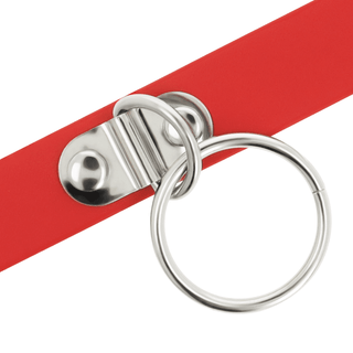 Röd Chocker Med Ring har ett rött band med en silvermetallring och lås, gjord av veganskt PU läder.