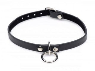 Vixen Chocker Med O-Ring är ett mångsidigt halsband i svart läder med metallspänne och ringdetalj, perfekt för dem som utforskar bondage-estetiken.