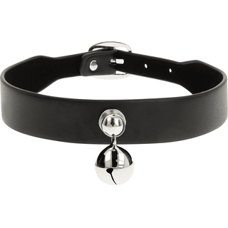 Halsband Med Bjällra av veganläder i svart har en silverfärgad, nickelfri bjällra i mitten och visa på vit bakgrund.