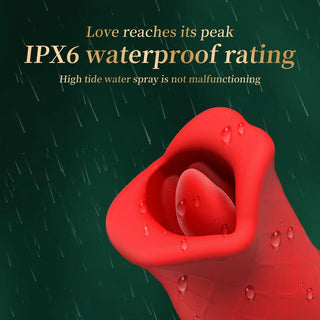 Klitorisstimulator i form av en ros i röd silikon med munliknande öppning, vattentät design, visas med vattendroppar.