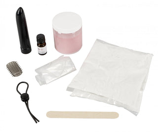 En samling av olika personliga hygienartiklar inkluderar en burk, flaska, borste, sladd och trasa - med plats för din Silikonvibrator eller Cloneboy Vibrator.