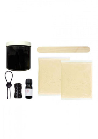 Svart Cloneboy Kit Dutch Design innehåller en vaxburk, träspatel, två påsar, oljeflaska och svart tillbehör på vit bakgrund – perfekt för personliga ansträngningar och kreativa projekt.