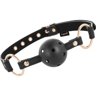 Coquette Fantasy Ball Gag är en svart tillbehör i kokettstil med en justerbar rem och eleganta guldaccenter.
