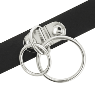 Chocker Med 2 Ringar är en silvernyckelring med sammankopplade ringar på en svart bakgrund, sakkunnigt utformad med precision och stil, som frammanar den klassiska elegansen hos en choker.