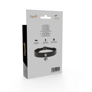 Boxen innehåller Halsband Med Bjällra, en choker med svart ring och krok, justerbara nickelfria metalldetaljer, tillverkade med veganläder.