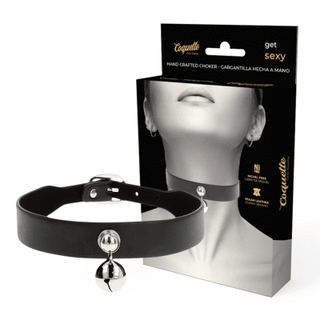 Halsband Med Bjällra" är en snygg svart choker tillverkad av veganläder och nickelfri metall. Den visas med sin förpackning, som visar chokern som pryder en kvinnas hals, vilket garanterar komfort och mode.