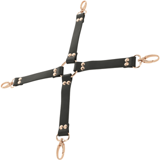 Coquette Fantasy - Hogtie är tillverkad av svart veganskt läder med roséguld hårdvara, med en X-design med fyra justerbara remmar och klämmor, perfekt för att utforska bondage-produkter.