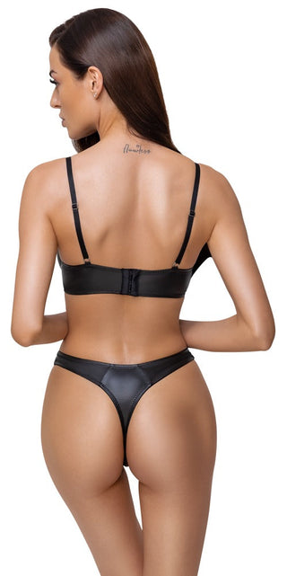 En kvinna i svarta läderunderkläder vänder sig bort och visar upp en fantastisk ryggtatuering. Hennes look utstrålar den förföriska tjusningen av ett "Bh & Trosa"-underkläderset från Cottelli LINGERIE-kollektionen.