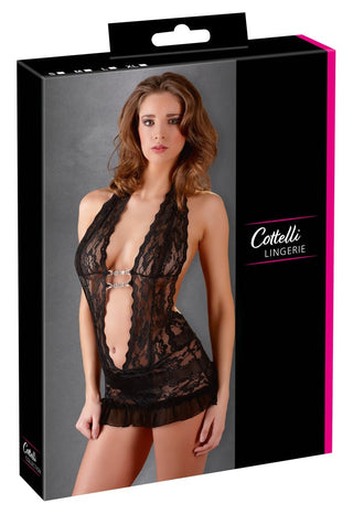 Boxen har en kvinna i sensuell design, klädd i svarta spetsunderkläder med halter-neck med strassdetaljer. På förpackningen står Cottelli Lingeries namn. Hon poserar elegant mot en enkel bakgrund, och återspeglar tidlös tjusning i stilen Cotelli Lace Dress.