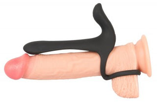 Penisring Couples Vibrator har en silikonfäste med en realistisk hudton och textur, komplett med en diskret vibrator för ökad njutning.