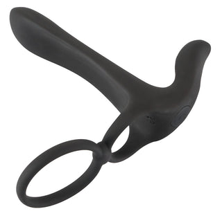 Penisring Couples Vibrator är en prostatamassager i svart silikon med två ringar och en böjd, ergonomisk design, visad mot en vit bakgrund.