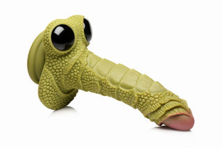 Swamp Monster Dildo är ett grönt, texturerat djurhuvud i tecknad stil med stora ögon och en rundad nos. Den är tillverkad av högkvalitativt silikon och har en pålitlig sugproppsbotten för säker placering var som helst.