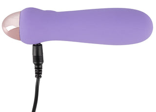 En lila Cuties - Vibrator 12 cm med en ansluten svart nätsladd, med en elegant silikondesign.