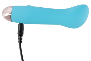 Cuties Mini vibrator 13 cm kommer i blått med en svart laddningskabel, med en böjd design och metallisk topp. Upplev flera vibrationslägen för personlig njutning, och dess vattentäta konstruktion gör den perfekt för duschkul.