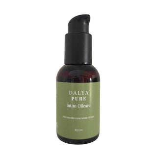 Mörkfärgad pumpflaska i plast med etiketten Dalya Pure Intim Oilcare 100 ml mot grön bakgrund.