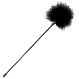 The Darkness Tickler är en svart fjäderdammare med ett fluffigt fjäderhuvud och ett långt handtag, som påminner om en delikat kittlare.
