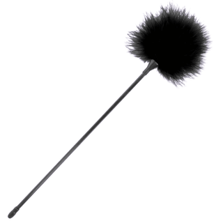 The Darkness Tickler är en svart fjäderdammare med ett fluffigt fjäderhuvud och ett långt handtag, som påminner om en delikat kittlare.
