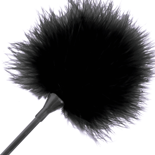 The Darkness Tickler, en svart fjäderstövare med fluffiga fjäderborst, är elegant isolerad på en vit bakgrund.
