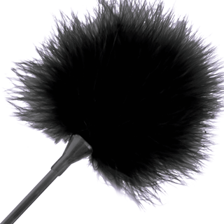 The Darkness Tickler, en svart fjäderstövare med fluffiga fjäderborst, är elegant isolerad på en vit bakgrund.