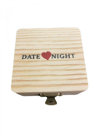 Trälådan "Date Night 4 Tärningar" har ett lock med "Date Night" och ett rött hjärta, perfekt för en oförglömlig kväll.