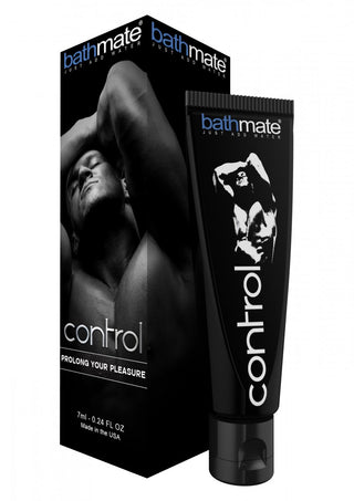 Bathmate Control Delay Kräm-röret och -lådan har en gråskalebild av en muskulös man, designad för att förbättra uthålligheten.