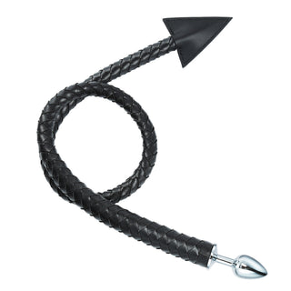 The Devil Tail Piska, en svart flätad piska, har en silverspets och en pilformad ände, som elegant ringlar sig i en S-form.