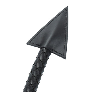 Närbild av Devil Tail Piska, med en svart flätad piska med en triangulär läderspets, mot en vit bakgrund.