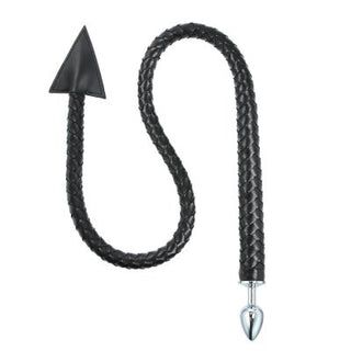 En lång, svart läderpiska med pilspets och silverhandtag, som liknar Devil Tail Piska.