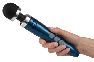 Handen tar tag i den eleganta Die Cast 3R Doxy Wand, med en blå finish och svart rundat silikonhuvud. Dess tre intuitiva knappar säkerställer ett effektivt vibrationsområde för optimal avkoppling.