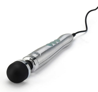 Die Cast 3 Doxy Wand är en elegant silvermassageapparat med ett svart rundat huvud och sladd. Med knappar på handtaget för kontroll, njut av vibrationsinställningar i flera hastigheter och ett avtagbart massagehuvud för anpassningsbar avkoppling.