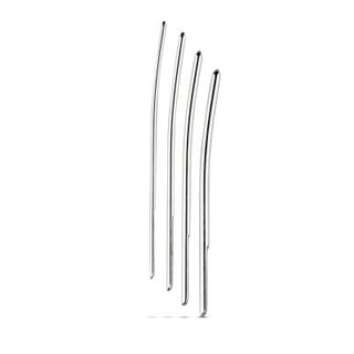 Fyra långsträckta, böjda metallföremål från Metall Dilator Set - 4st är riktade mot en vit bakgrund.